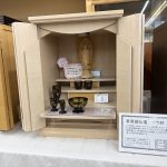 温かみのある楢材を用いた上置き仏壇