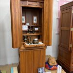 力強く美しい木目が際立つ本欅材を贅沢に用いた家具調仏壇