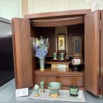 落ち着いた色調と美しい木目が魅力のウォルナット材を用いた上置き仏壇