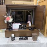 ワイドサイズ 落ち着いた木目が美しい家具調の上置き仏壇です 宇都宮市